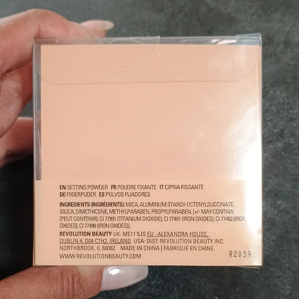 Revolution Conceal & Fix Loose Setting Powder in Deep Honey